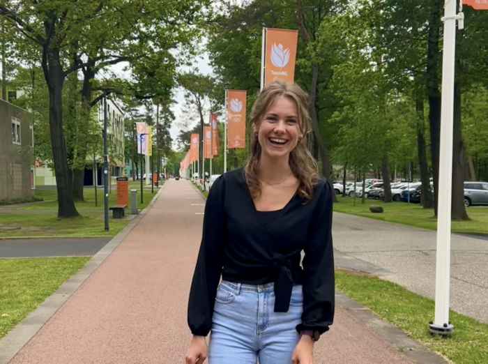 Ztorm trainee Janneke buiten bij vlaggen van opdrachtgever Triathlon Bond