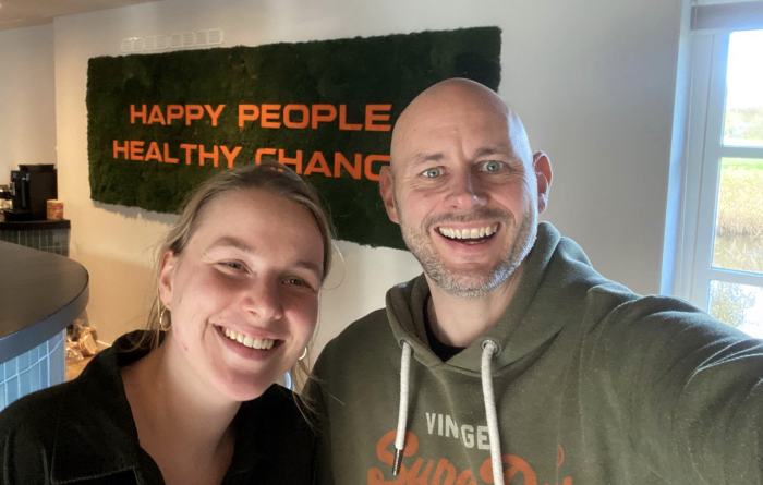 Selfie van Ztorm trainee Simone, samen met een collega bij haar opdrachtgever