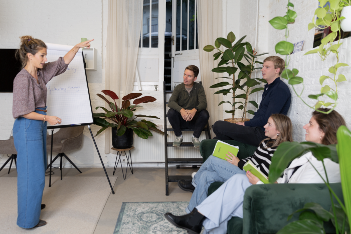 Ztorm trainer Marleen staat voor de groep trainees tijdens een training