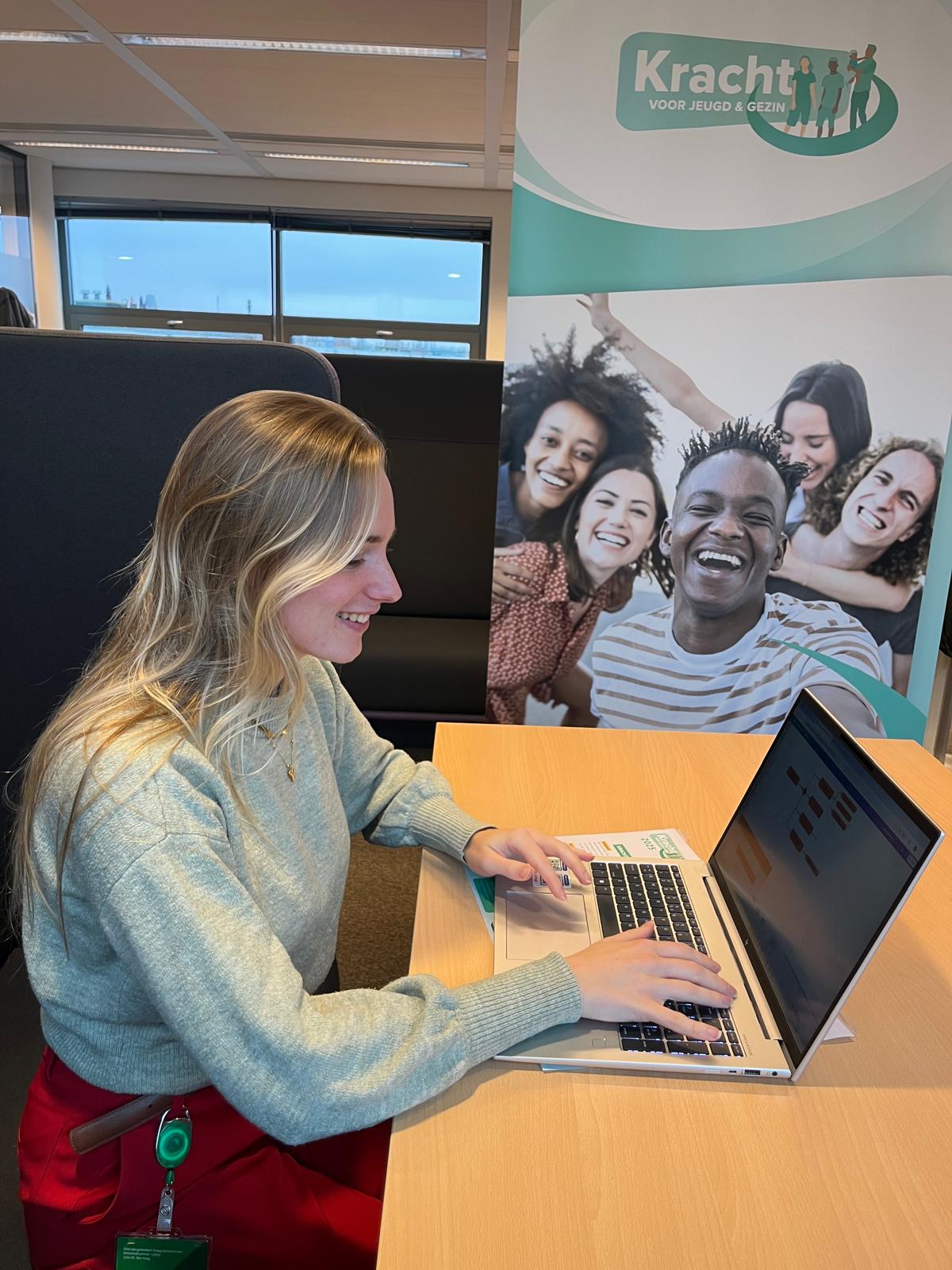 Ztorm Trainee Dana werkt op laptop bij opdrachtgever Kracht