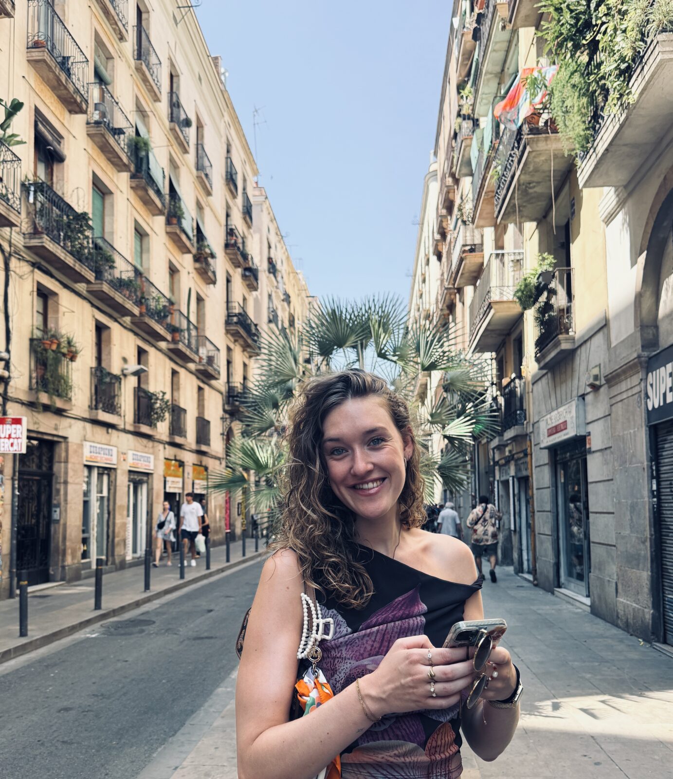 Young professional Alon buiten in een straat in Barcelona