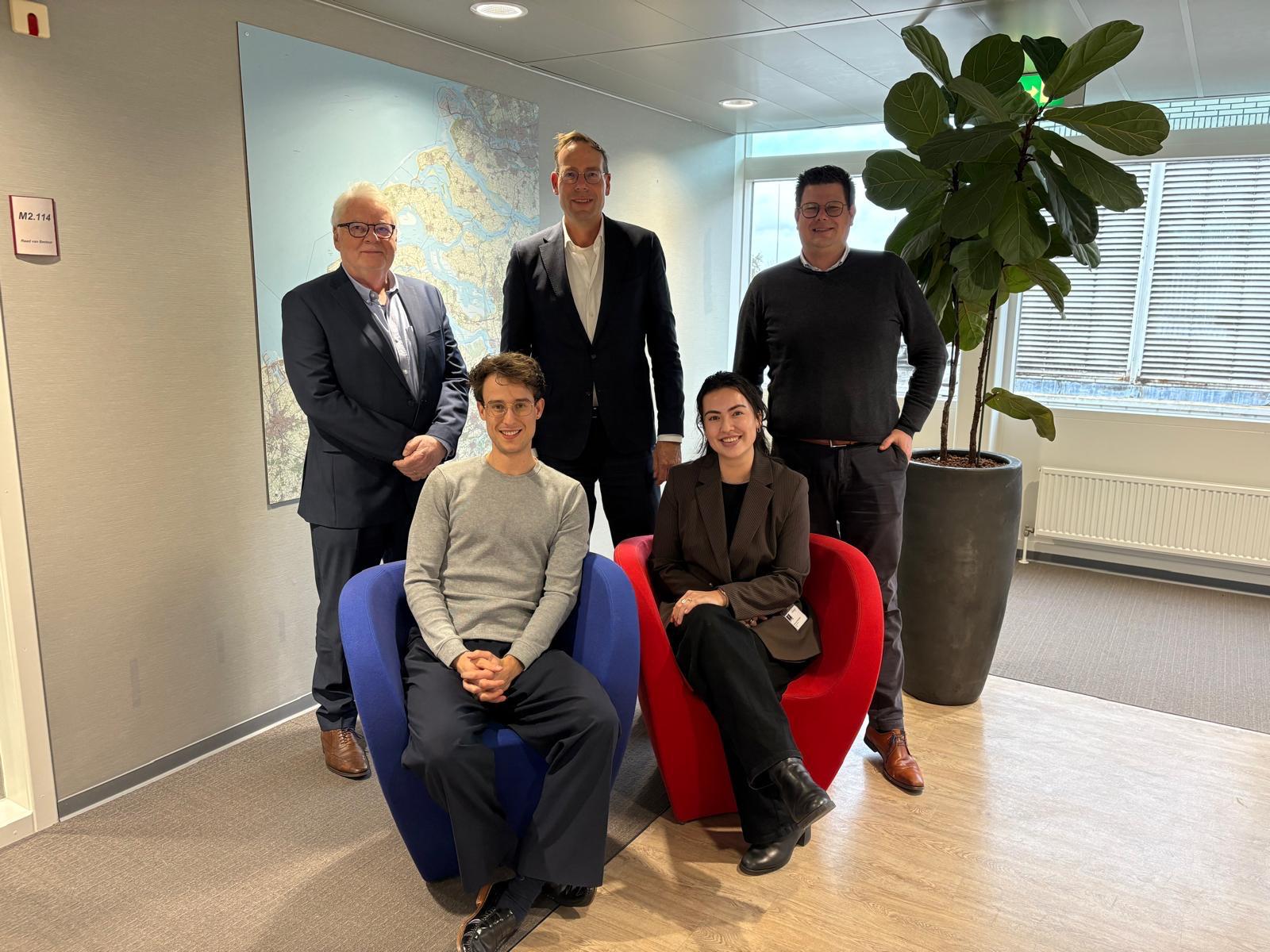 Ztorm Trainees Thom en Selina met collega's bij opdrachtgever Zorgsaam