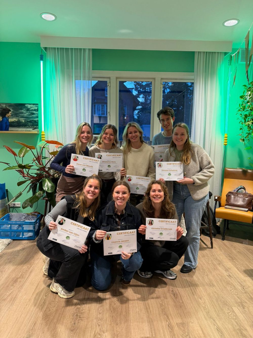 Ztormers met hun certificaten tijdens de take out.