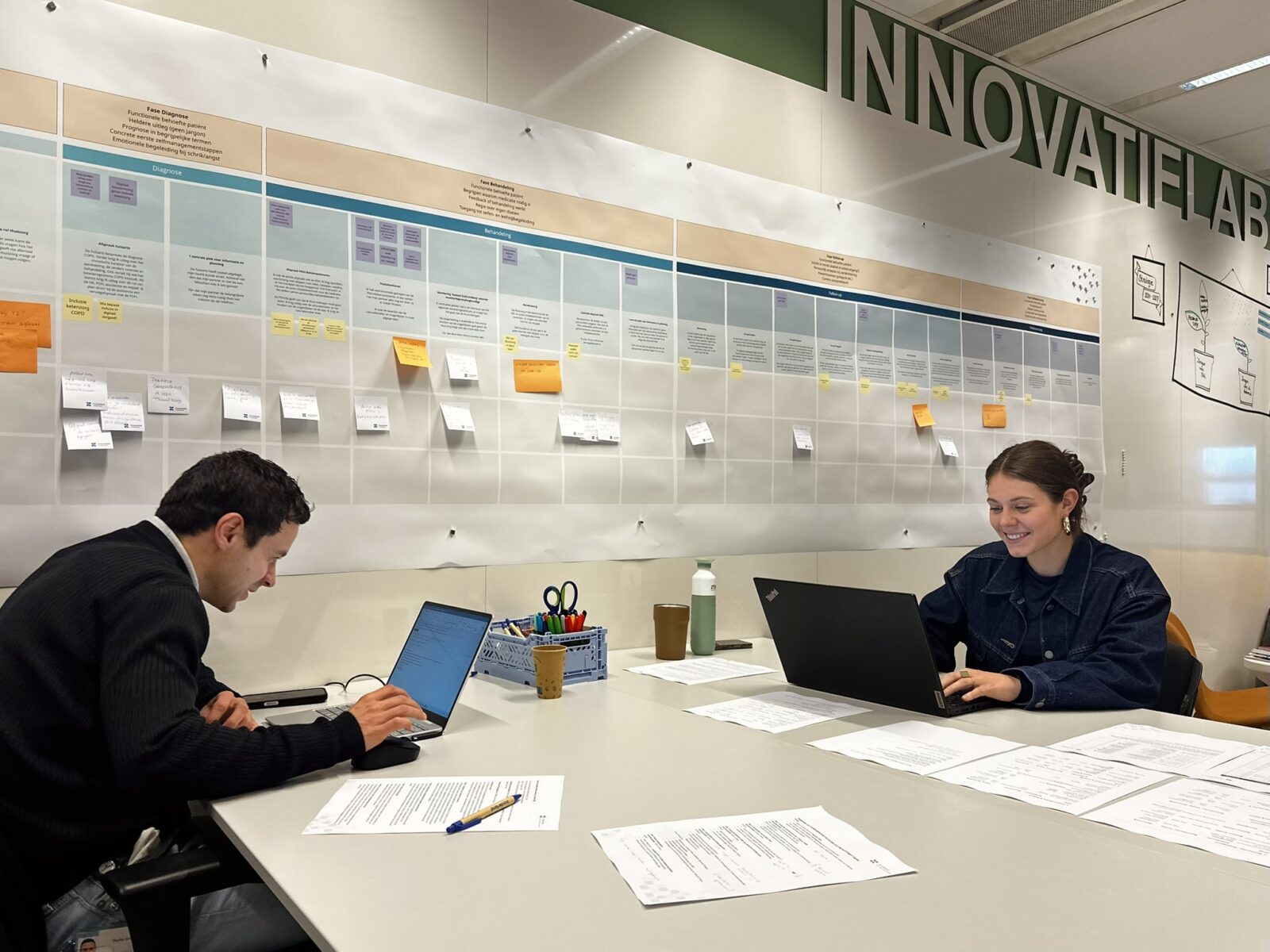 Young Professional Femke op kantoor aan het werk bij opdrachtgever Zuyderland