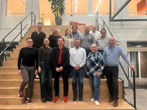 Groepsfoto van young professional Anne met collega's bij de opdrachtgever Energie Eindhoven