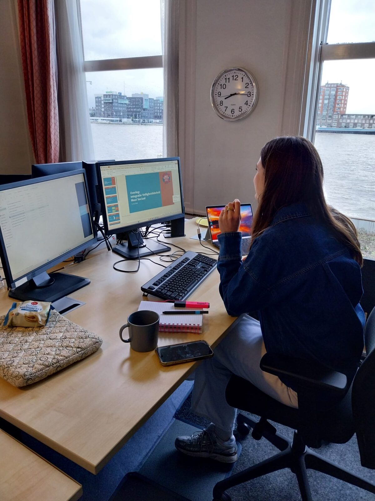 Ztormer Suzanne aan haar bureau op het kantoor van de opdrachtgever