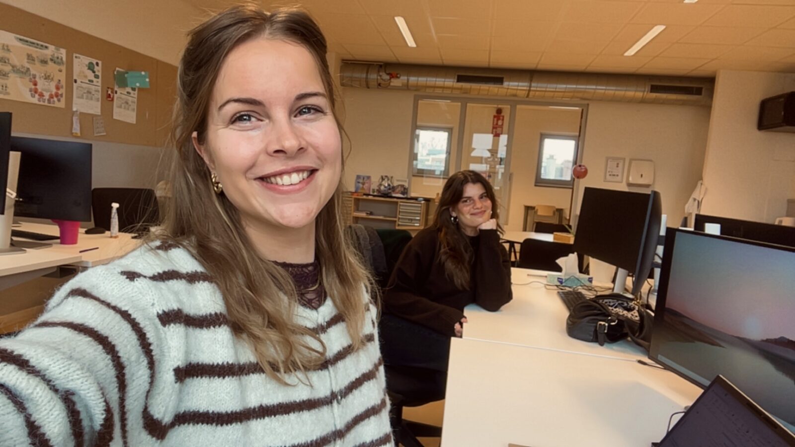 Selfie van Ztormer Amber achter haar bureau bij haar opdrachtgever Kracht