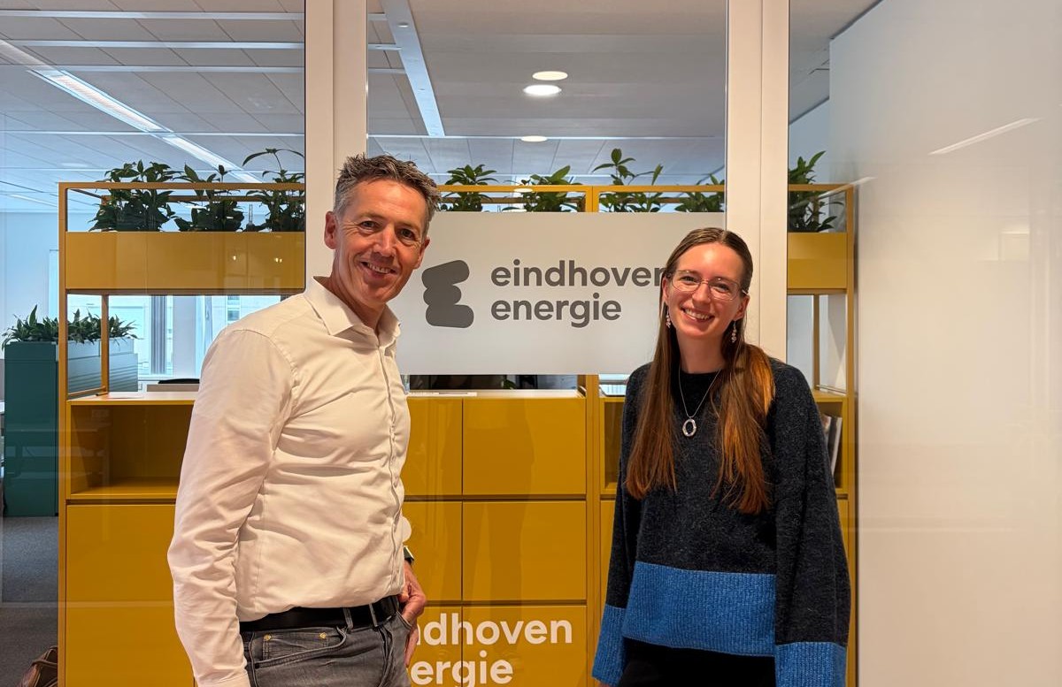 Ztormer Anne op de foto met leidinggevende bij opdrachtgever Eindhoven Energie