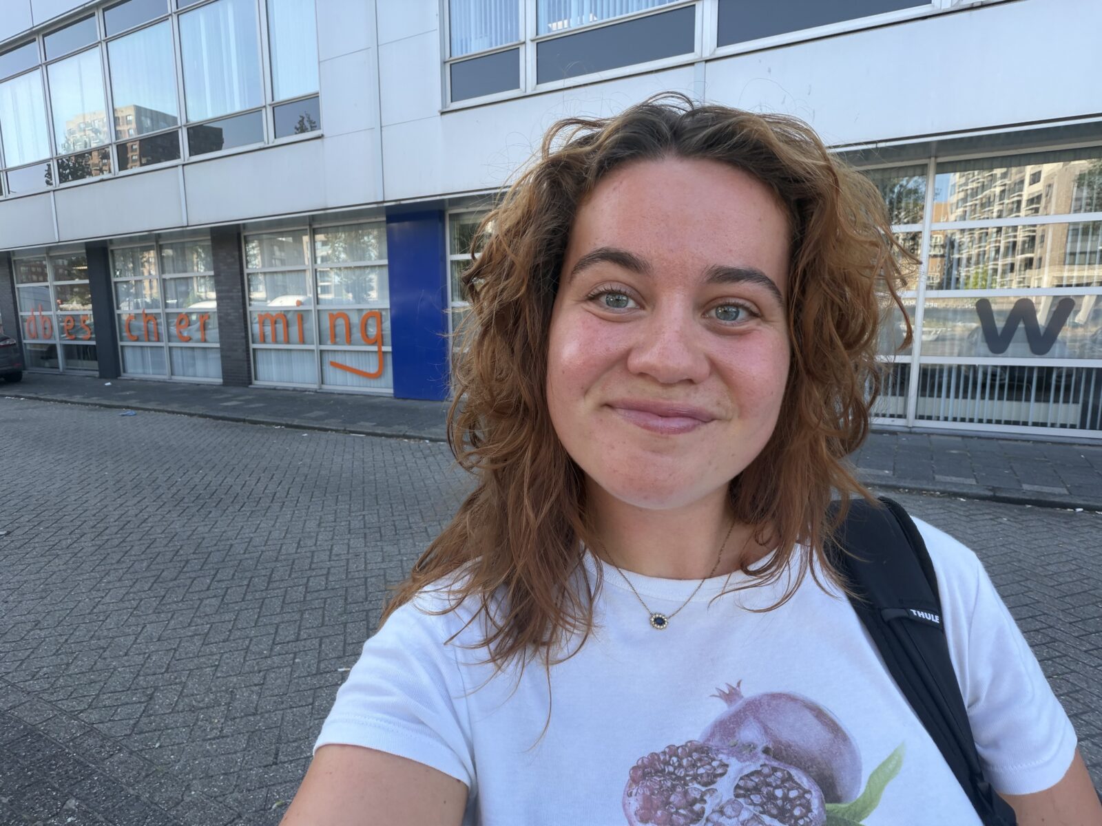 Selfie van Ztormer Francien voor het pand van haar opdrachtgever de Proeftuin
