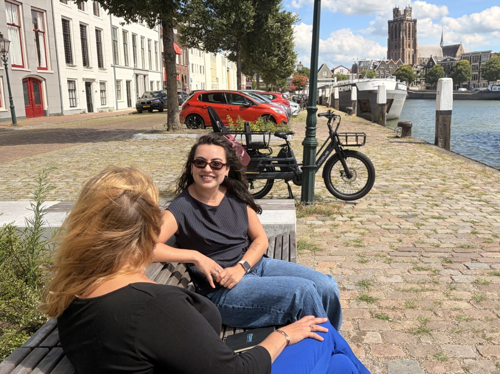 Ztormer Selina buiten op een bankje in de zon samen met haar opdrachtgever Mooi Sociaal