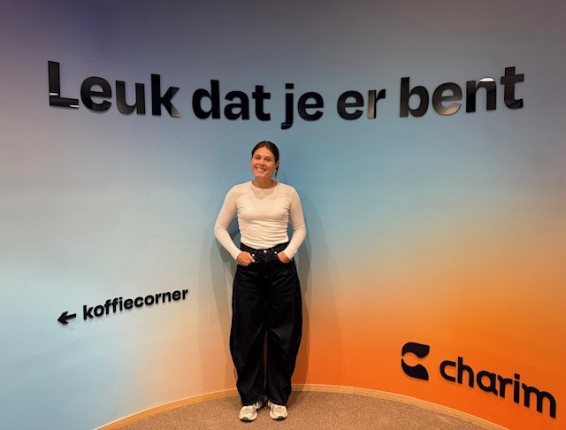 Ztormer Femke op de foto bij haar opdrachtgever Charim