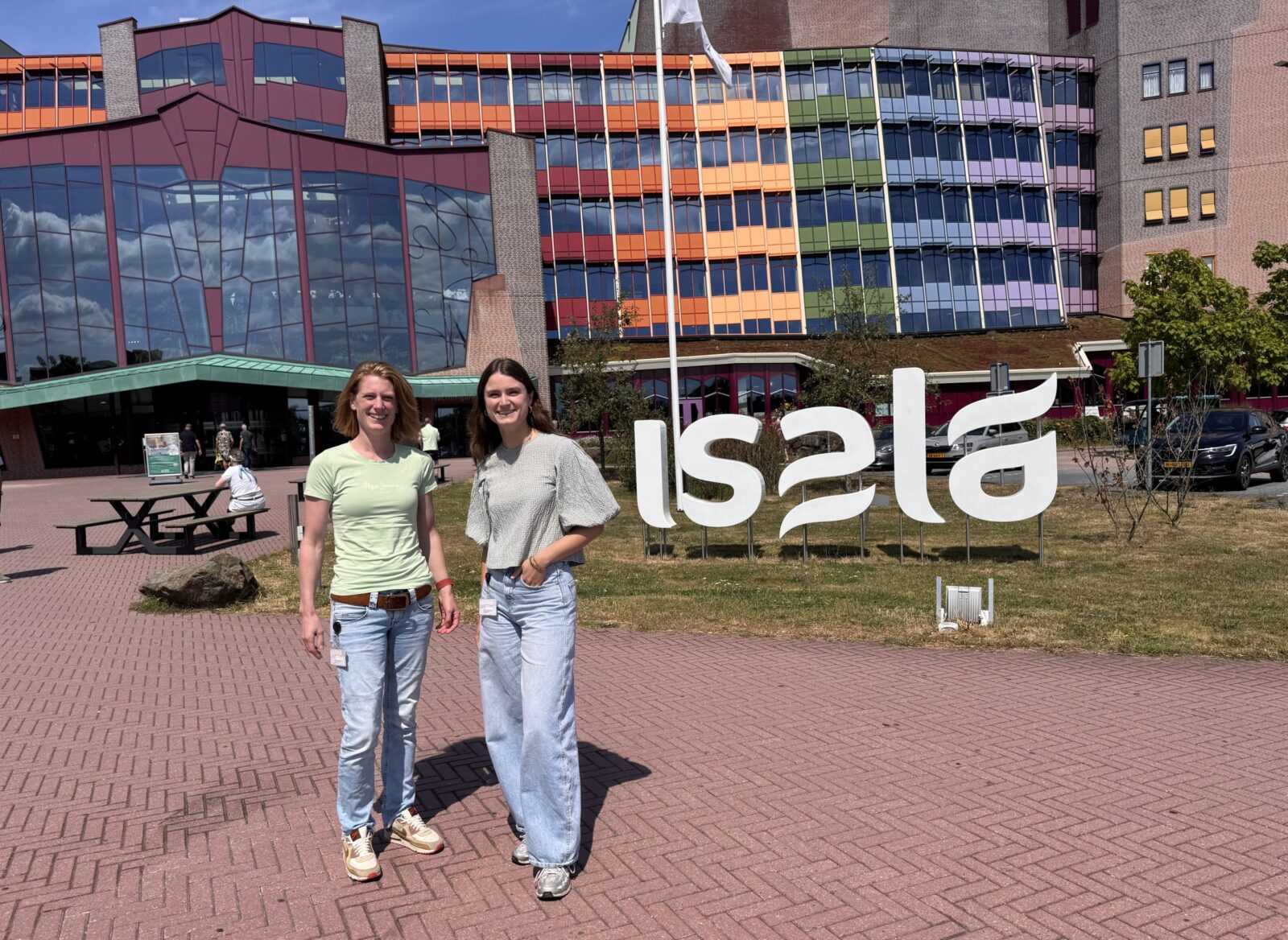 Ztormer Suzannne buiten voor het pand van opdrachtgever Isala, samen met Manager