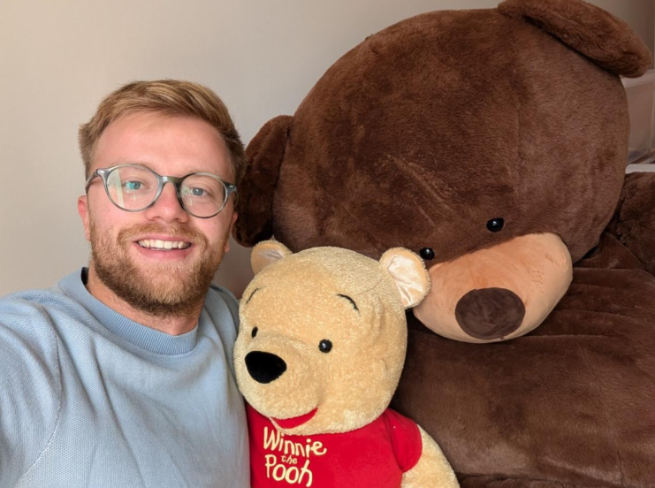Selfie van Ztormer Rutger met 2 knuffelberen bij opdrachtgever Kracht Den Haag