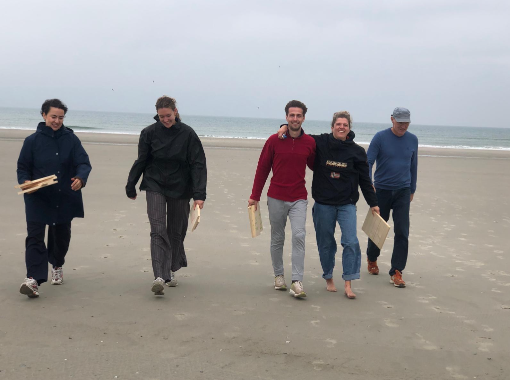 Vier Ztormers en Sander van der Veen lopen op een mistig strand